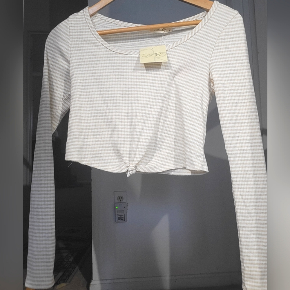 🌛Cream and White Colored Long Sleeve Crop Top w/ a front tie- Olivia Rae